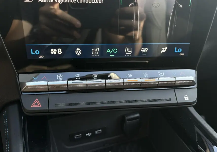 Vue rapprochée de la console centrale du Renault Rafale E-Tech gris Schiste, avec commandes climatisation et écran tactile.
