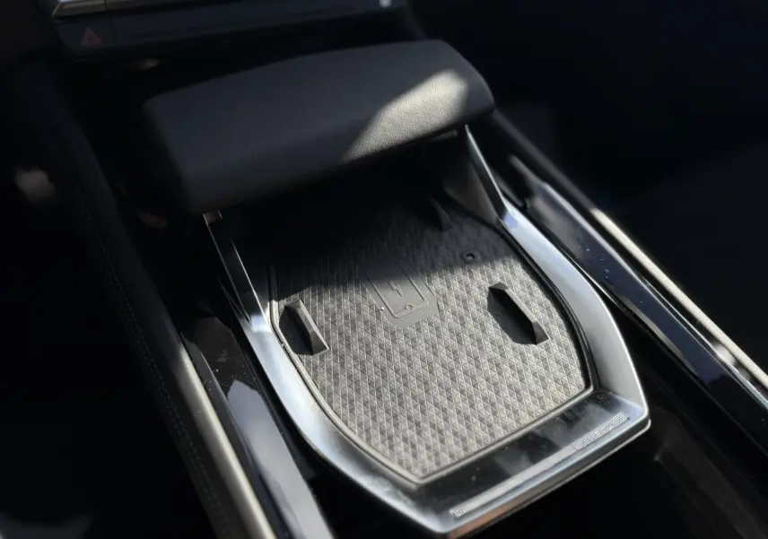 Détail de la console centrale noire avec chargeur sans fil du Renault Rafale E-Tech Full Hybrid 2025.