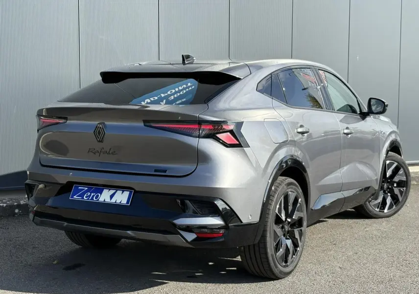 Vue 3/4 arrière droit d'un Renault Rafale gris schiste avec jantes noires et feux arrière LED à effet glaçon flottant.