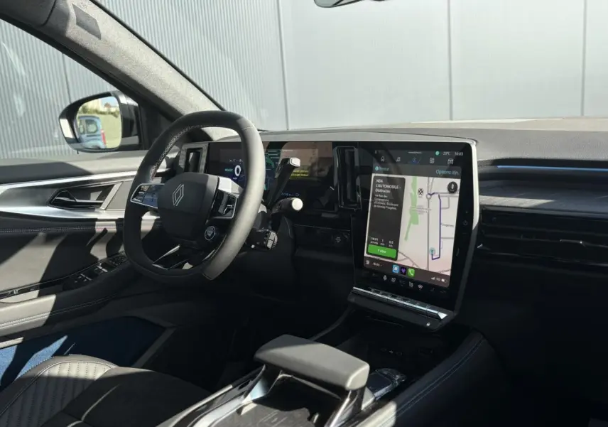 Intérieur côté conducteur de la Renault Rafale gris Schiste, avec grand écran tactile vertical et volant Alcantara.