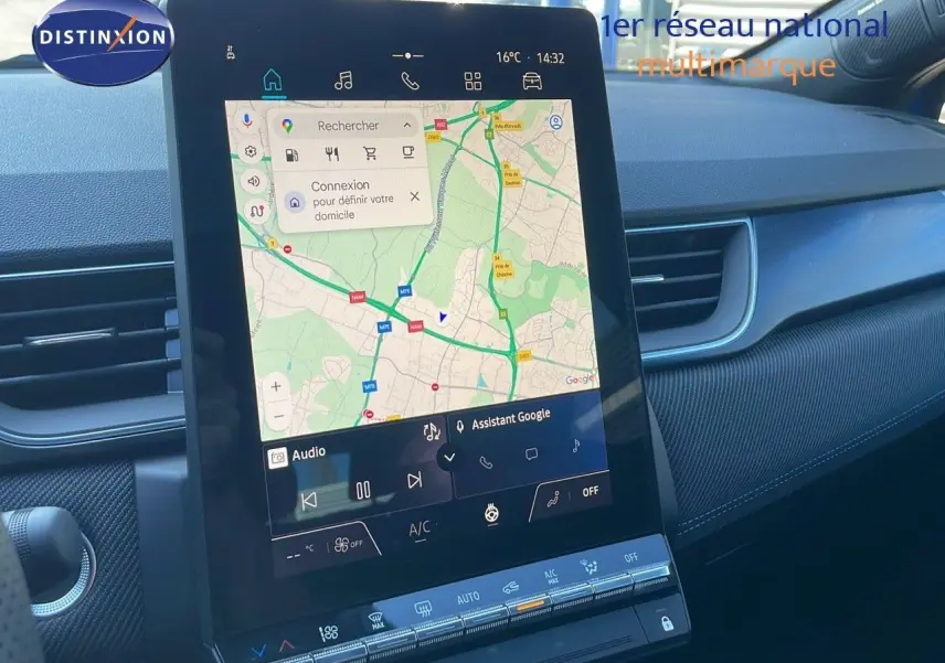 Écran tactile central du tableau de bord du Renault Captur E-Tech hybride 2025 avec navigation Google Maps affichée.