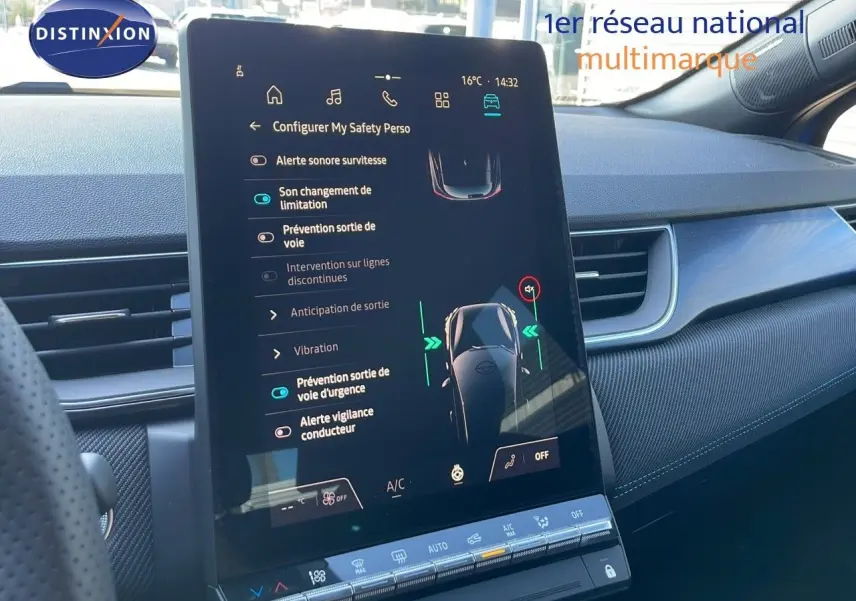 Écran tactile central du tableau de bord du Renault Captur E-Tech Hybrid 2025, affichant les réglages d'assistance à la conduite.