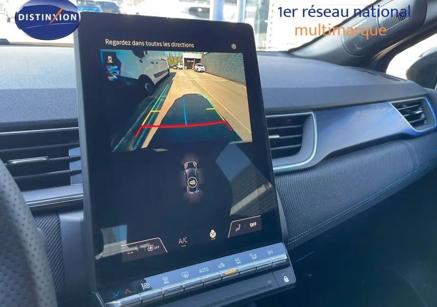 Écran central affichant la caméra de recul dans l'habitacle bleu iron metal et noir du Renault Captur E-Tech Hybrid 2025.