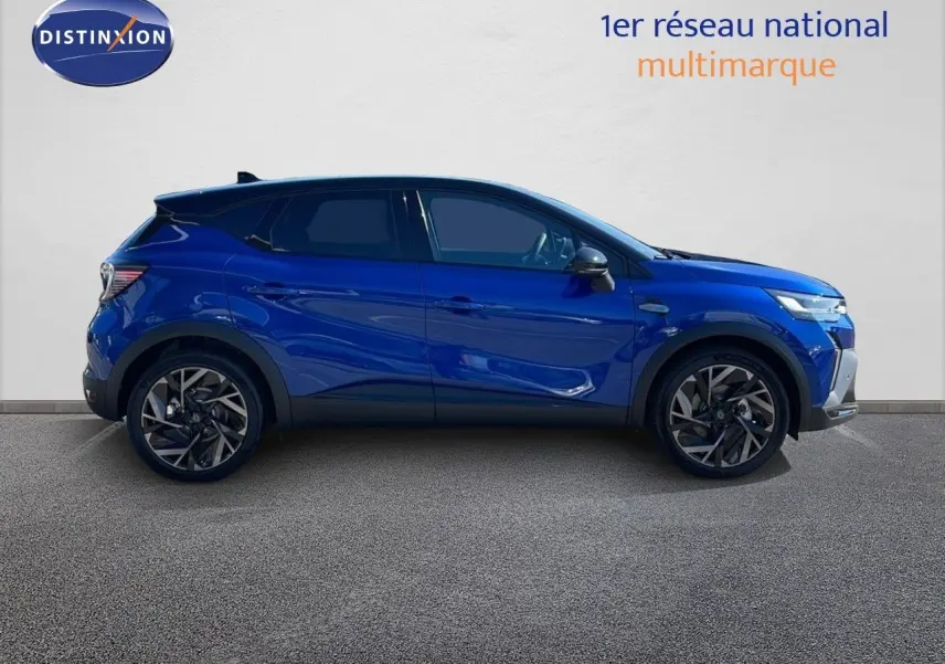 Profil côté gauche du Renault Captur 2025 bleu Iron Metal avec toit noir et jantes alliage distinctives.