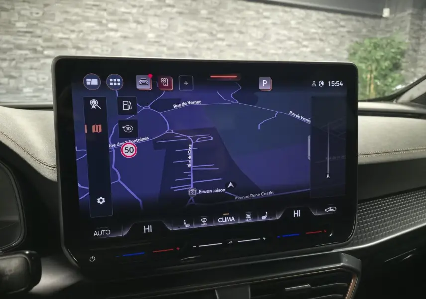 Écran tactile HD 12,9'' du système de navigation du CUPRA Formentor noir, vue intérieure centrale du tableau de bord.