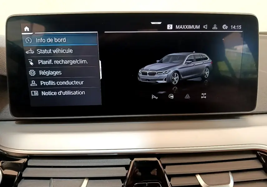 Écran tactile intérieur montrant une BMW Série 5 Touring 530e gris clair en vue 3/4 avant côté droit.