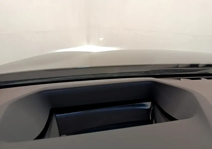 Détail du tableau de bord noir avec affichage tête haute sur BMW Série 5 Touring 530e gris clair.