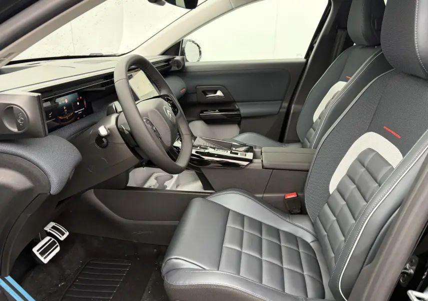 Vue intérieure côté conducteur du Citroën C5 Aircross 2026, sièges en cuir et tissu gris avec inserts blancs.