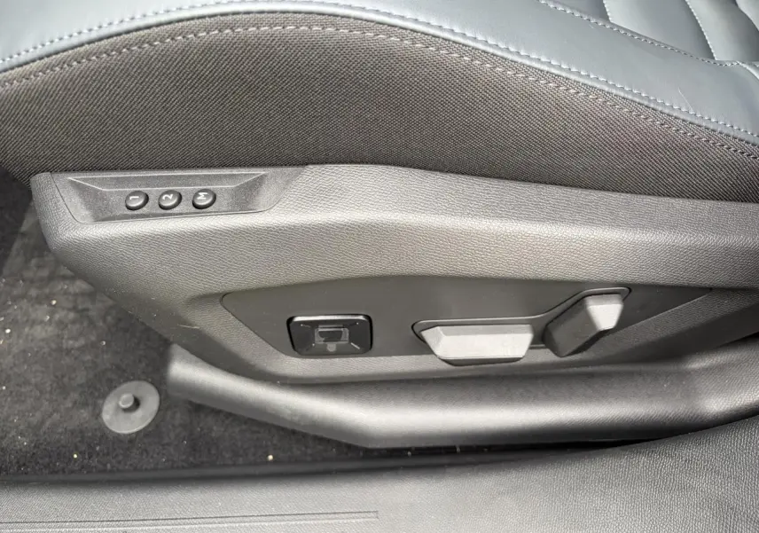 Détail des commandes électriques de réglage du siège conducteur gris foncé dans un Citroën C5 Aircross 2026.