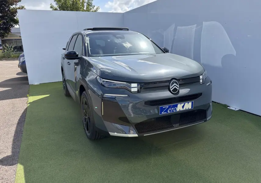 Vue 3/4 avant gauche d'une Citroën C5 Aircross 2026 vert Astoria avec toit noir et calandre distinctive.