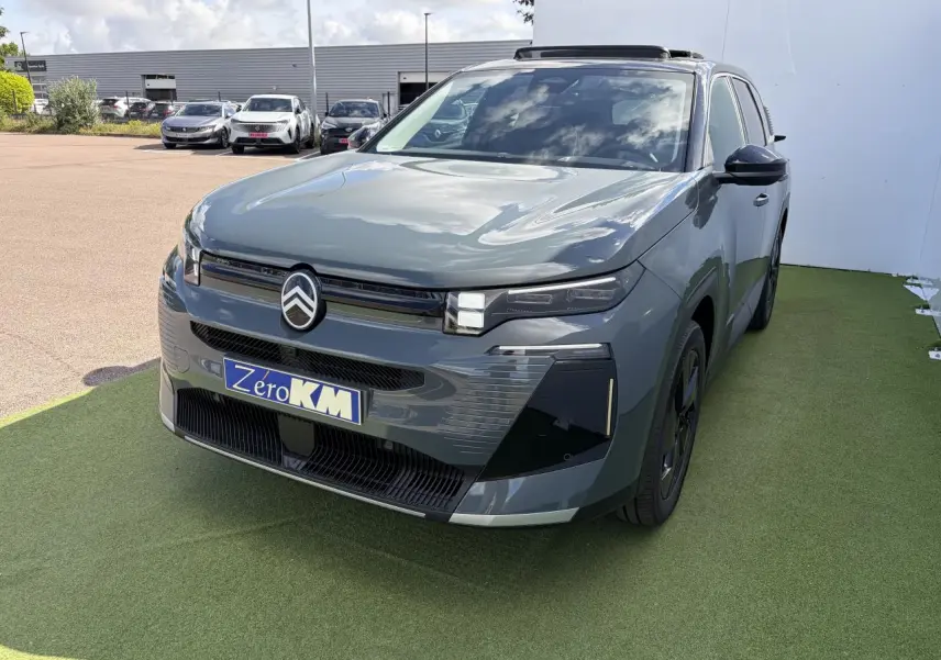 Vue 3/4 avant d'un Citroën C5 Aircross 2026 vert Astoria avec toit noir et calandre moderne.