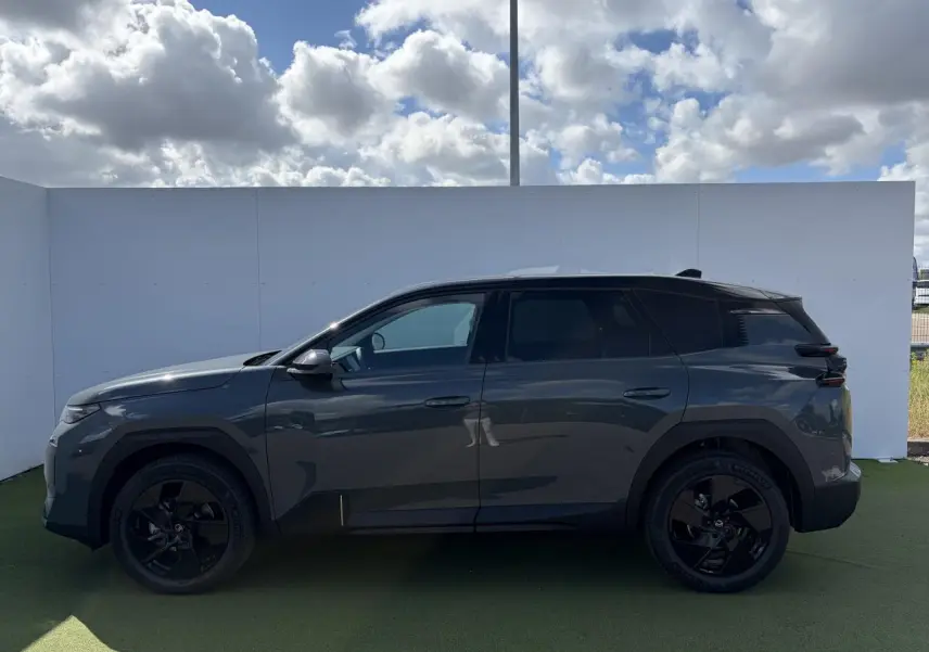 Profil latéral gauche du Citroën C5 Aircross 2026 vert Astoria avec toit noir et jantes alliage noires.