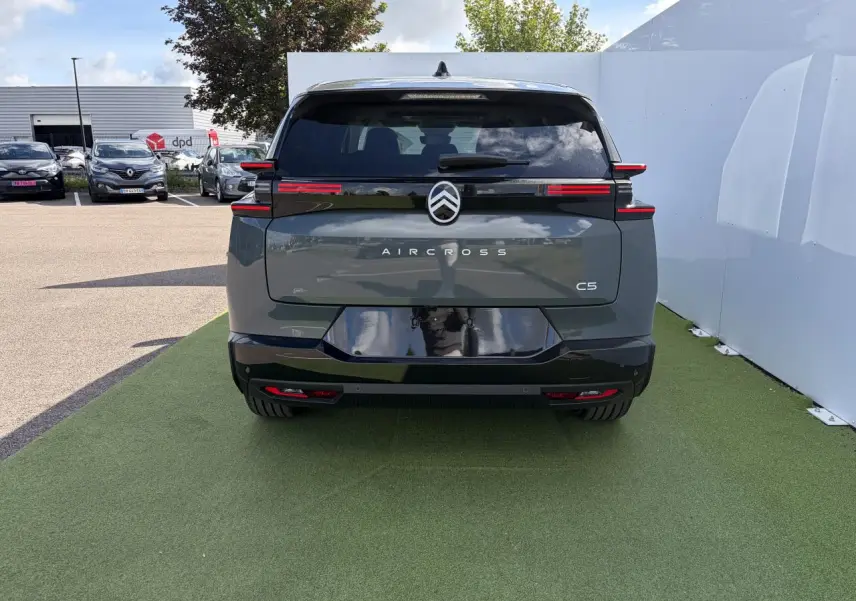Vue arrière d'un Citroën C5 Aircross vert Astoria avec toit noir, feux arrière LED horizontaux et logo centré.