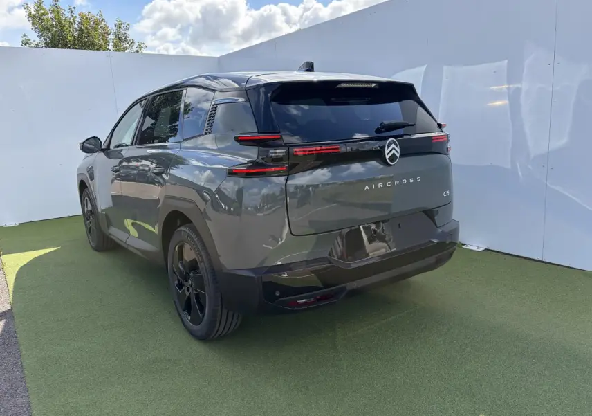 Vue 3/4 arrière droite d’un Citroën C5 Aircross 2026 vert Astoria avec toit noir et feux arrière LED horizontaux.