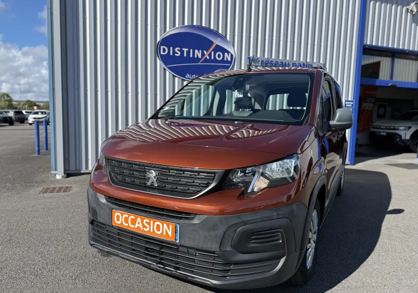 Peugeot Rifter Copper Metallic vue 3/4 avant droit, avec calandre noire et plaque "OCCASION" orange visible.