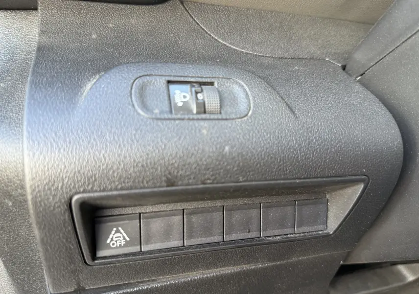 Gros plan sur les commandes noires du tableau de bord côté conducteur du Peugeot Rifter Copper Metallic 2019.