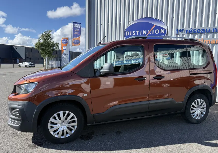 Peugeot Rifter Copper Metallic vu de profil côté gauche, avec protections noires et jantes acier à enjoliveurs.