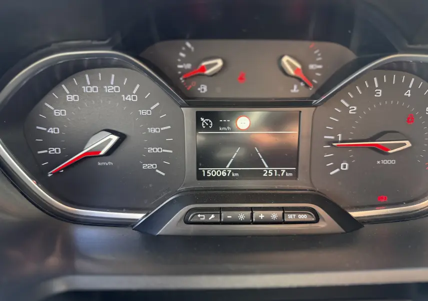 Vue rapprochée du tableau de bord du Peugeot Rifter 2019, affichant le compteur et l'écran digital.