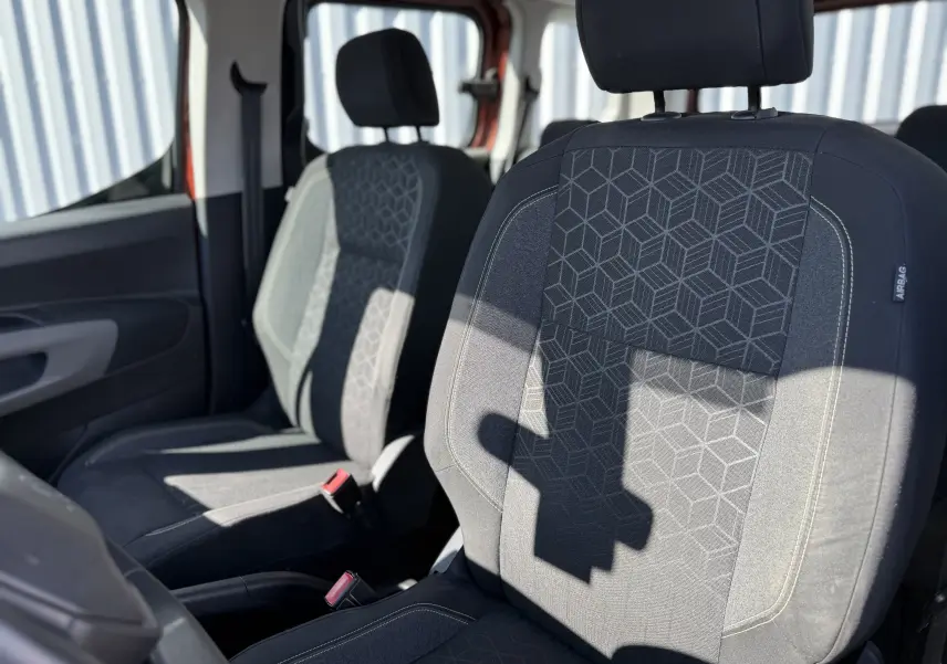 Vue rapprochée des sièges avant en tissu gris avec motifs géométriques du Peugeot Rifter Copper Metallic 2019.