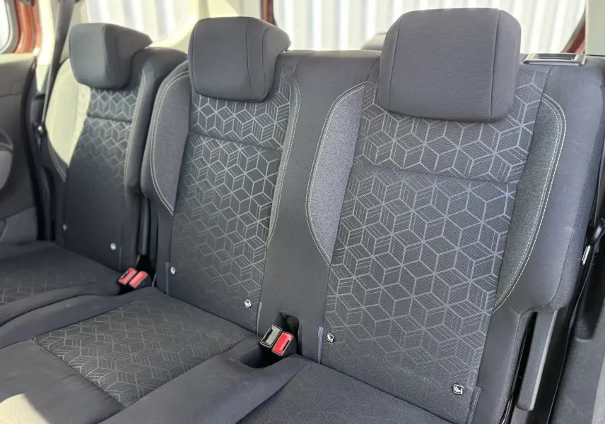 Vue rapprochée des sièges arrière en tissu noir avec motifs géométriques du Peugeot Rifter Copper Metallic 2019.