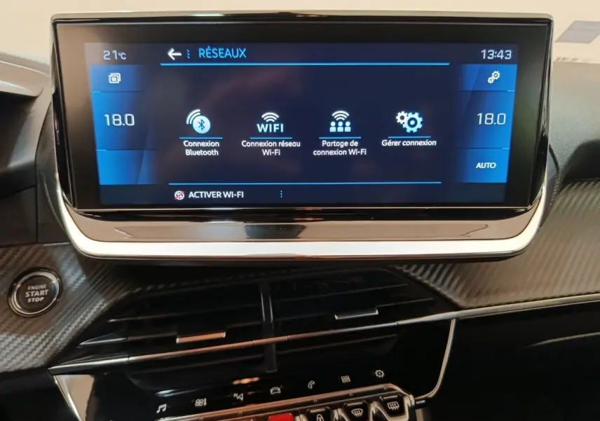 Écran tactile central bleu affichant les options Wi-Fi dans l'habitacle noir de la Peugeot 208 2020.