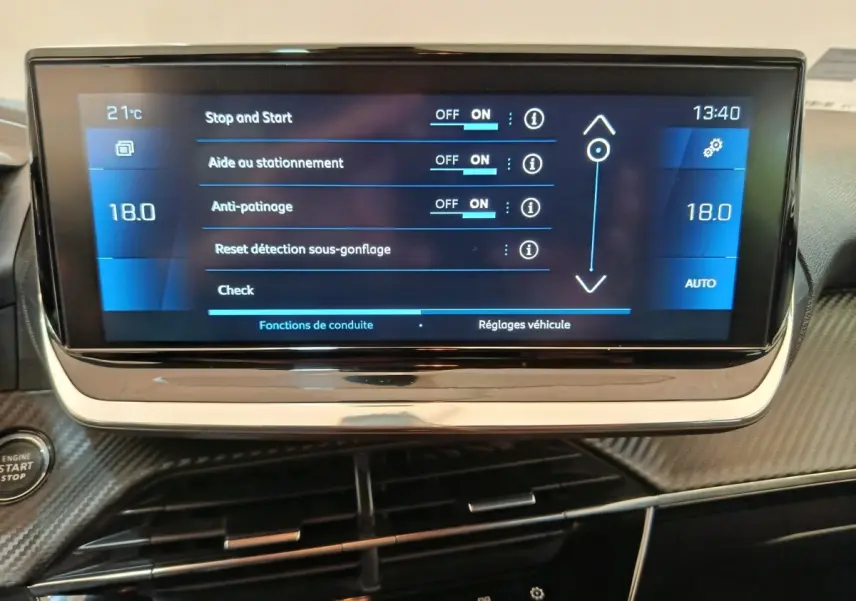 Écran tactile central de la Peugeot 208 2020 affichant les réglages d’aide à la conduite, vue de face en intérieur.