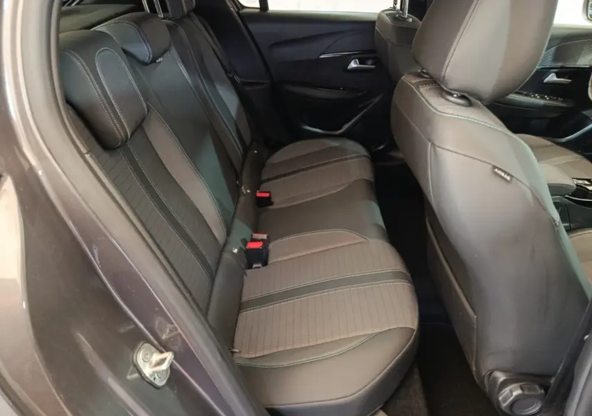 Vue intérieure côté arrière droit de la banquette noire et grise de la Peugeot 208 BlueHDi 100 S&S Allure Business 2020.
