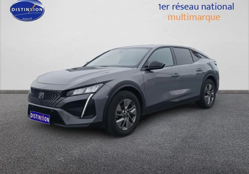 Peugeot 408 Hybrid gris sellenium vue 3/4 avant droit avec feux LED et jantes alu distinctives.