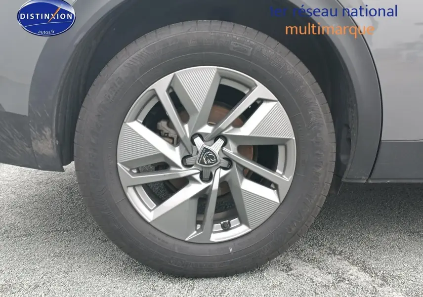 Gros plan sur la roue avant droite gris sélénite d'une Peugeot 408 Hybrid 145 allure e-dcs6 2024.