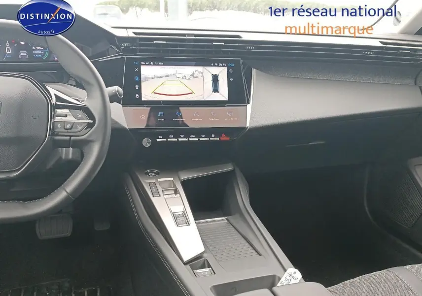 Vue intérieure avant de la Peugeot 408 Hybrid 145 allure e-dcs6 2024, tableau de bord et écran tactile avec caméra de recul.
