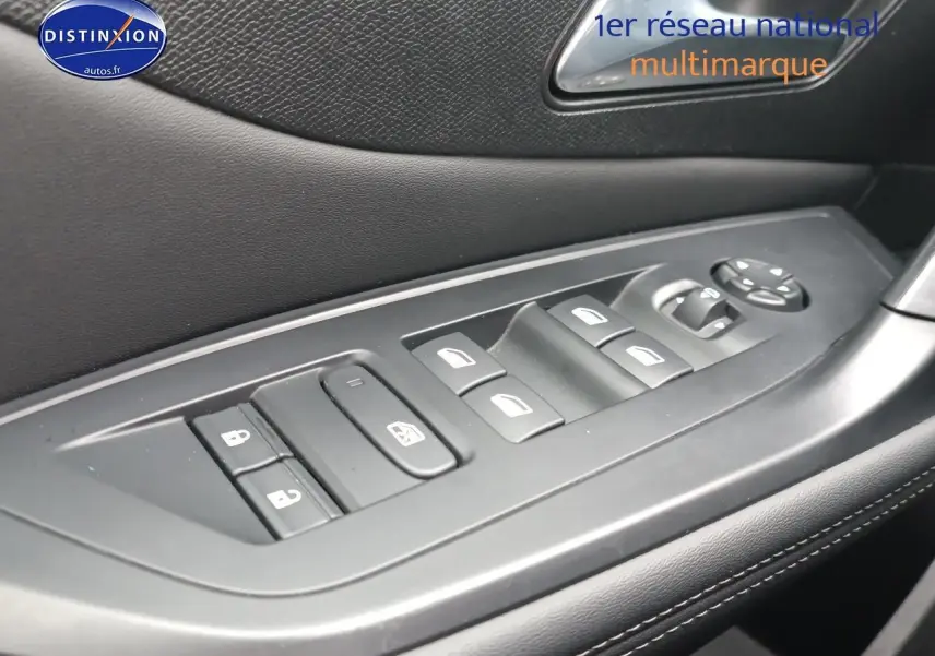 Gros plan sur les commandes de lève-vitres et rétroviseurs côté conducteur d'une Peugeot 408 gris sélénite 2024.