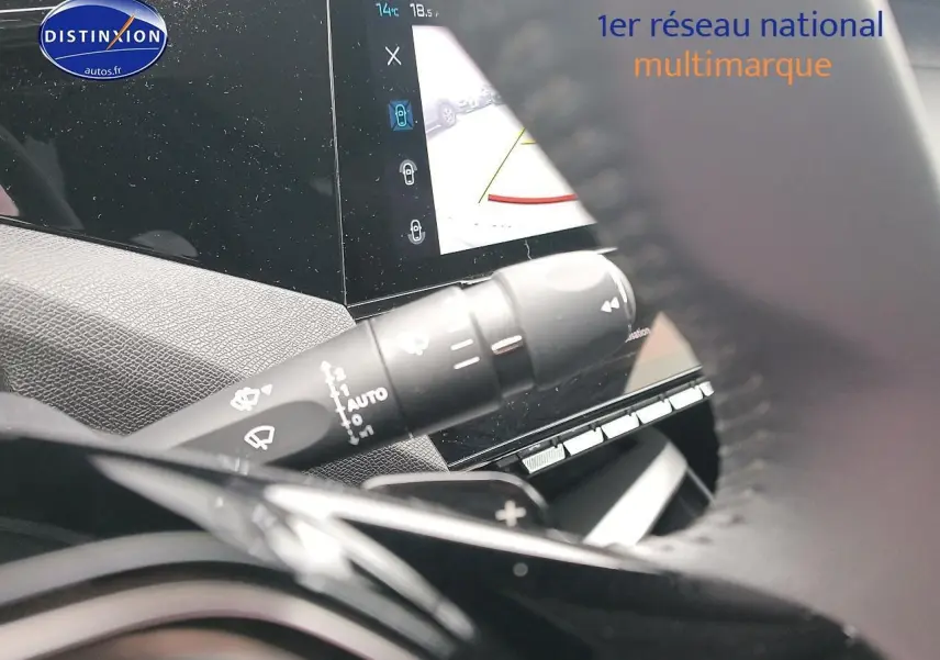 Gros plan sur la commande d’essuie-glace et l’écran tactile intérieur de la Peugeot 408 Hybrid 145 allure gris sélénite.