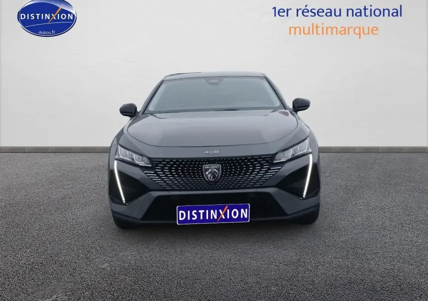 Vue frontale d'une Peugeot 408 gris sélénite avec feux diurnes LED en forme de griffes distinctives.