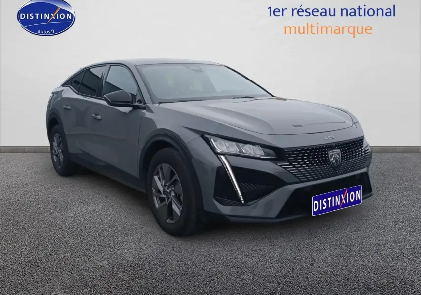 Peugeot 408 Hybrid 145 allure gris sellenium vue 3/4 avant droit avec calandre distinctive et phares LED.