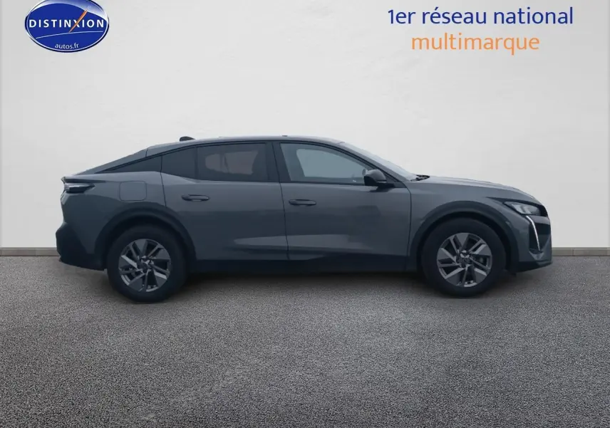 Profil côté gauche d'une Peugeot 408 Hybrid 145 allure gris sellenium e avec jantes alu et vitres surteintées.