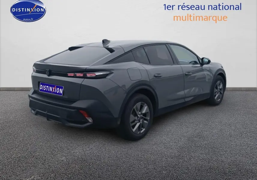 Vue 3/4 arrière droit d’une Peugeot 408 Hybrid 145 gris sellenium avec feux arrière LED et jantes alu.