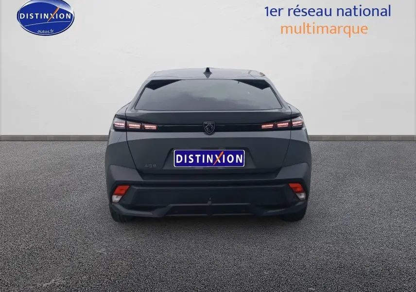 Vue arrière d'une Peugeot 408 Hybrid 145 allure gris sellenium avec feux arrière LED allumés sur fond neutre.