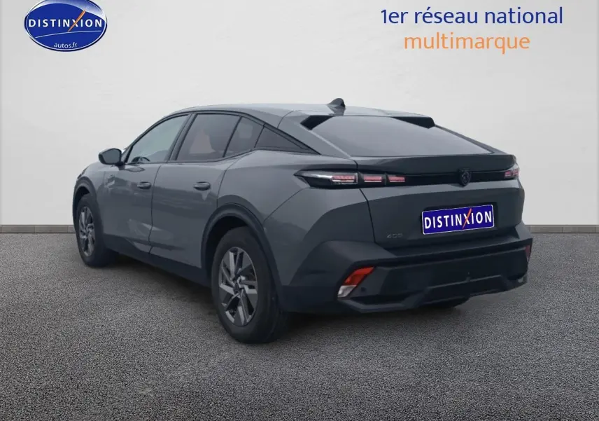 Vue 3/4 arrière droite d'une Peugeot 408 Hybrid 145 allure gris sélénite avec feux arrière LED et jantes alu.