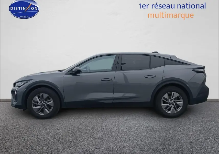Profil droit de la Peugeot 408 Hybrid 145 allure gris sellenium e avec jantes alu et vitres surteintées.