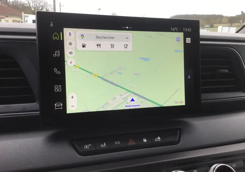 Écran tactile central avec navigation Google Maps dans l’habitacle du Renault Master blanc, vue de face rapprochée.