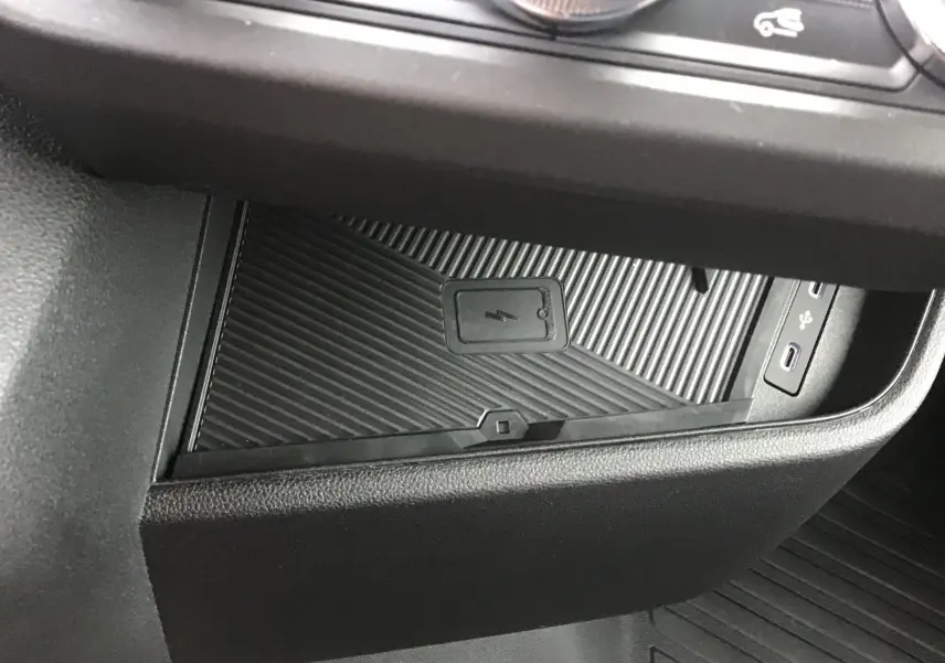 Gros plan sur le chargeur smartphone sans fil et ports USB intégrés dans la console centrale du Renault Master blanc L2H2 2026.