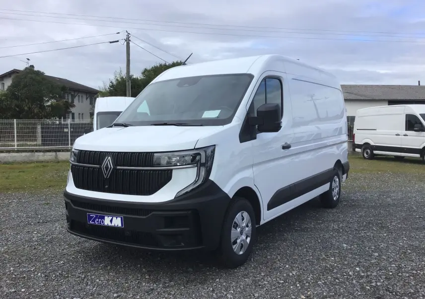 Renault Master blanc en vue 3/4 avant droit, avec calandre noire distinctive et pare-chocs noir mat.