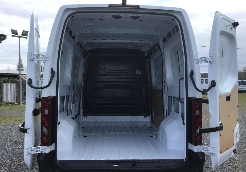Vue arrière du Renault Master blanc L2H2 avec portes ouvertes montrant la grande zone de chargement vide et spacieuse.