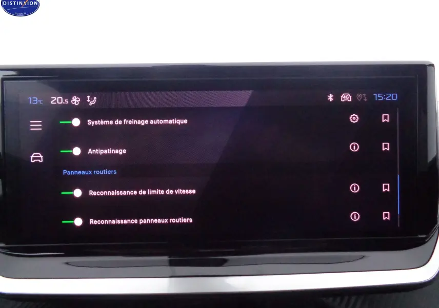 Écran tactile intérieur du Peugeot 2008 affichant les options d’aide à la conduite et la reconnaissance des panneaux routiers.