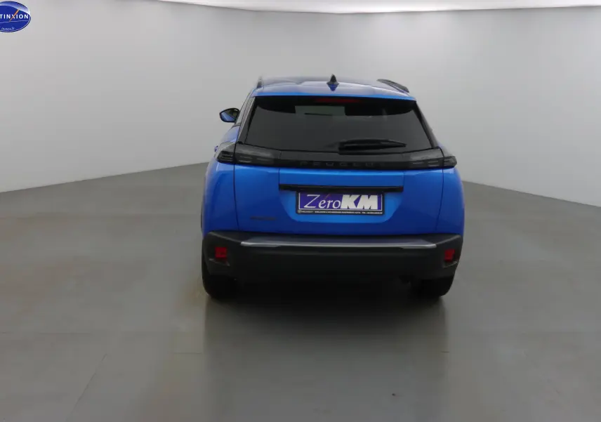 Vue arrière d'un Peugeot 2008 bleu Vertigo Metal avec vitres teintées et feux arrière noirs.