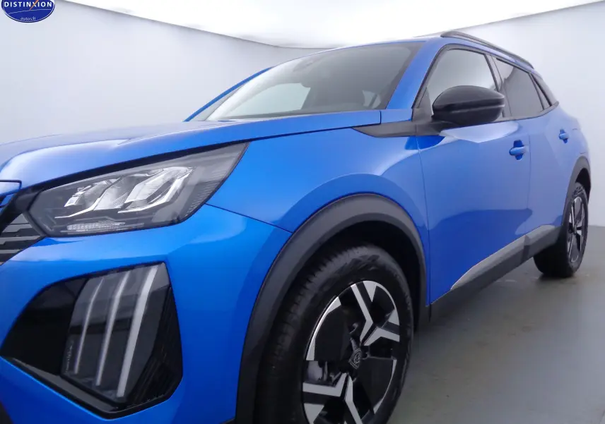 Vue 3/4 avant droit du Peugeot 2008 bleu Vertigo Metal avec jantes noires et détails LED distinctifs