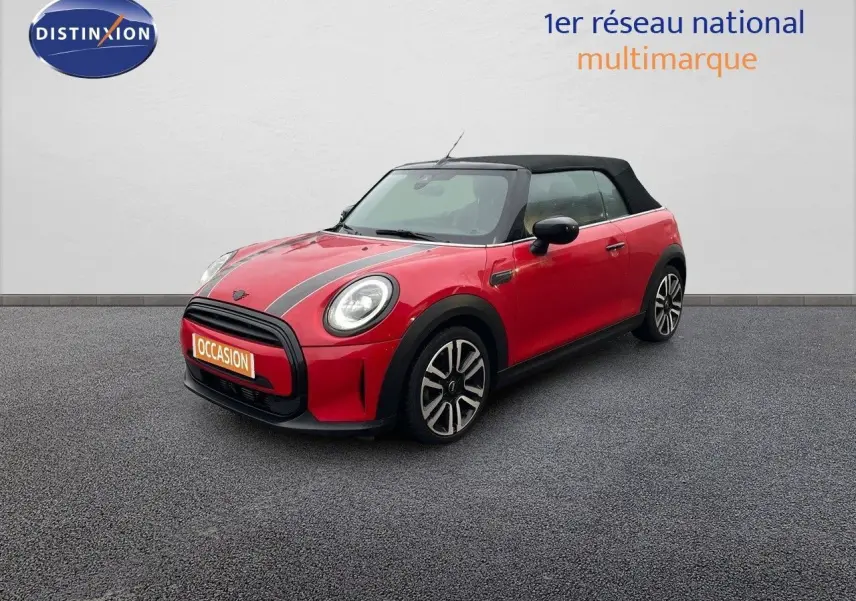 MINI Cabriolet F57 rouge chili vue 3/4 avant droit avec toit noir et bandes grises sur le capot.