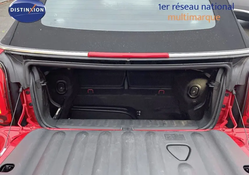 Coffre ouvert d'une MINI Cabriolet F57 rouge chili vue arrière, montrant l'espace de chargement noir.