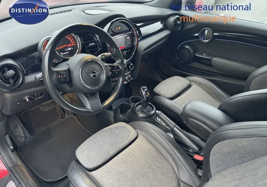 Intérieur de la MINI Cabriolet F57 2023, vue côté conducteur, sièges gris tissu et cuir, tableau de bord moderne noir.