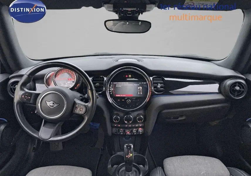 Intérieur de MINI Cabriolet F57 2023, vue frontale du tableau de bord avec volant cuir noir et écran central rond.